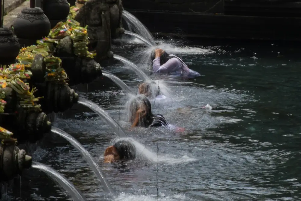 Photo Tirta Empul Temple by Timon Peskin - Melukat In Bali