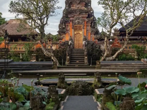 Photo Taman Saraswati Temple by R.M. Nunes